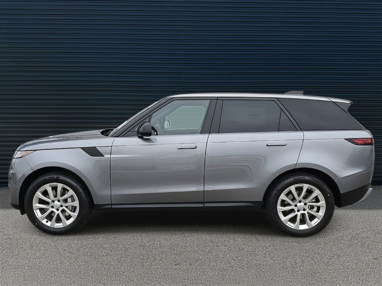 2025 Land Rover Range Rover Sport P360 S photo 3