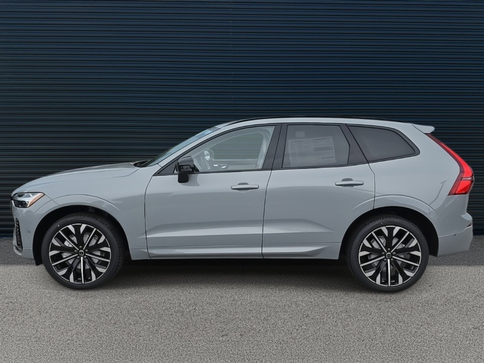 2026 Volvo XC60 B5 photo 3