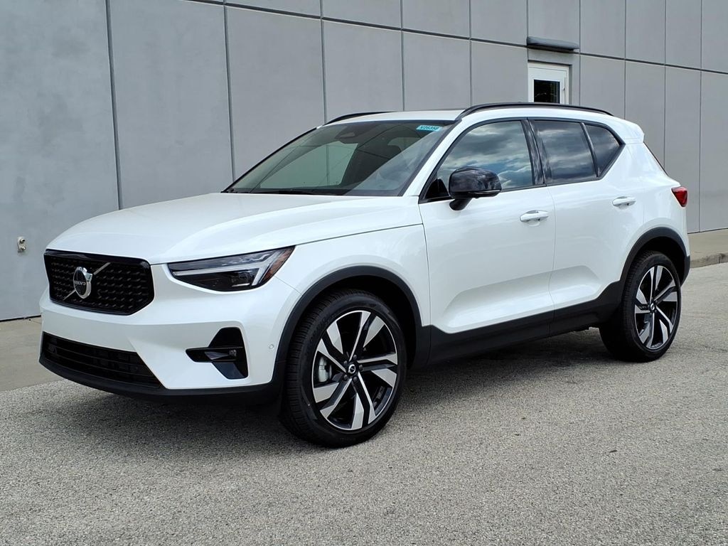 New 2026 Volvo XC40 B5 Ultra SUV