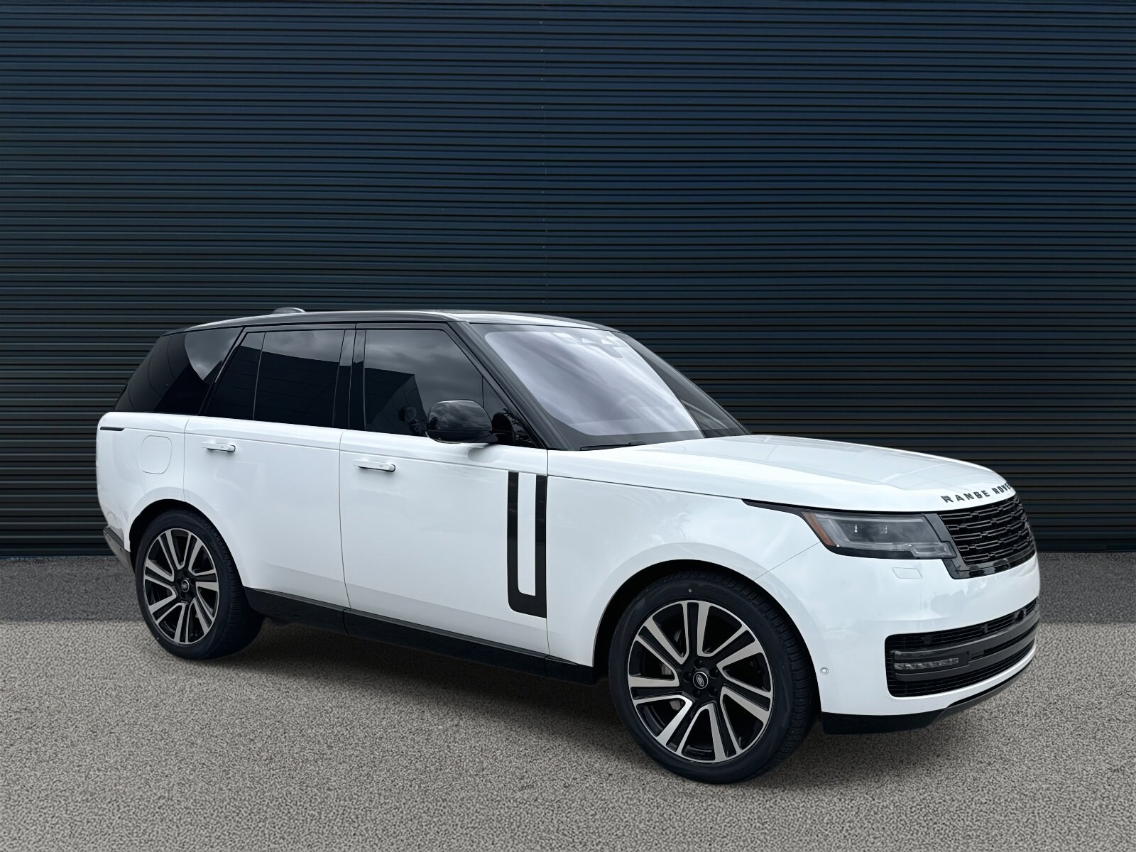 2023 Land Rover Range Rover SE photo 3
