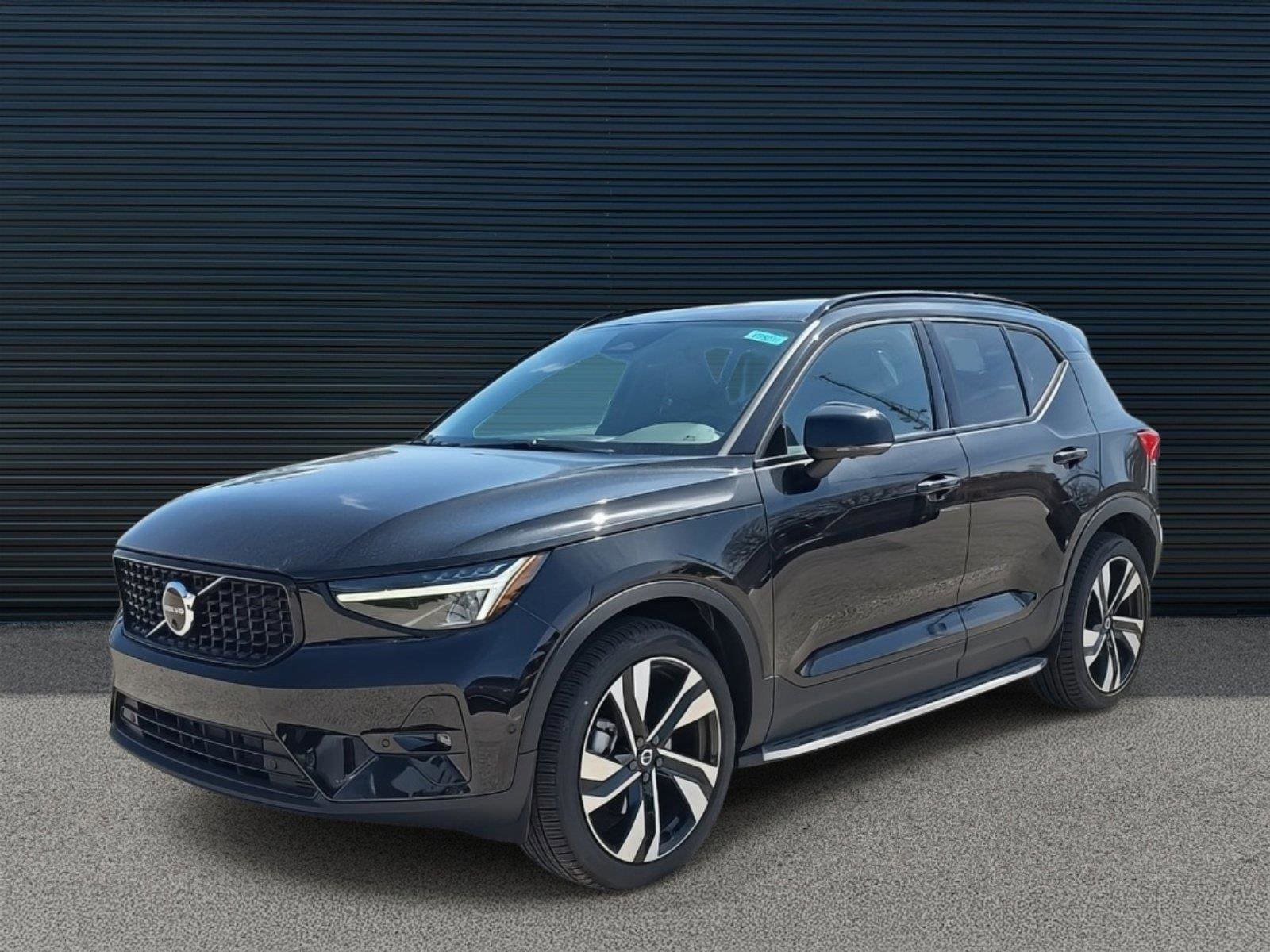 2025 Volvo XC40 Plus's photo