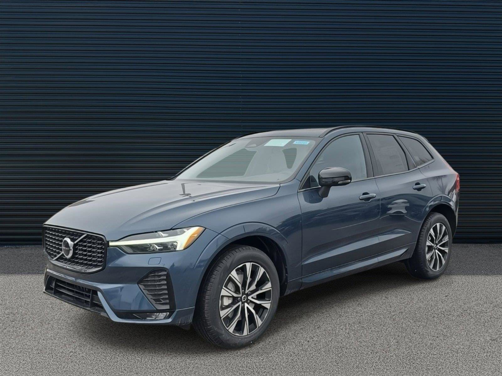 2025 Volvo XC60 Core's photo