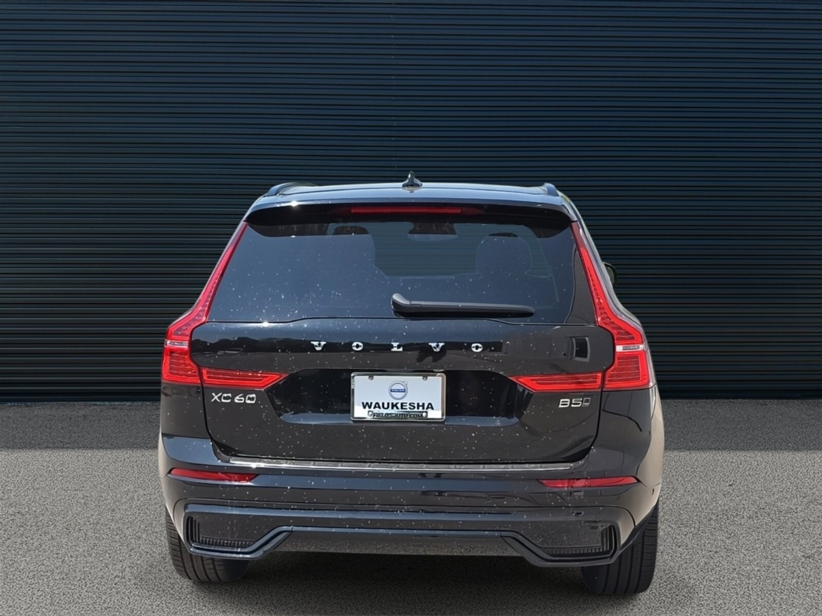 2025 Volvo XC60 B5 photo 3