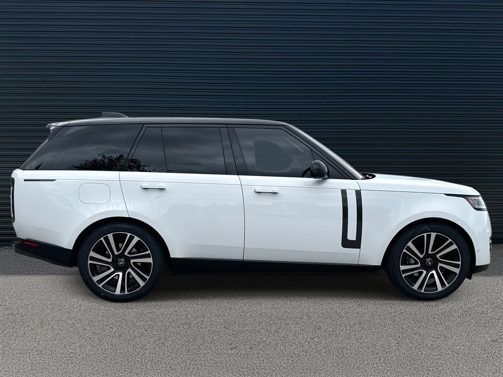 2023 Land Rover Range Rover SE photo 4