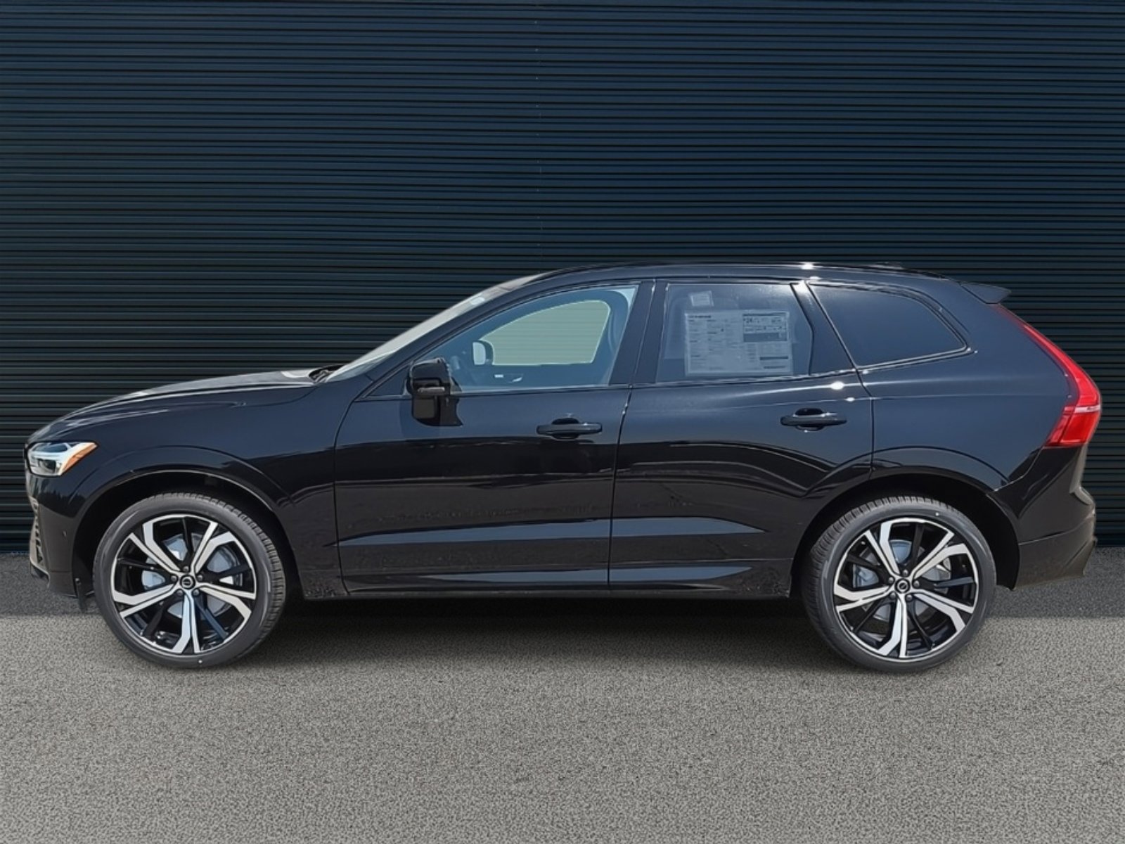 2025 Volvo XC60 B5 photo 2