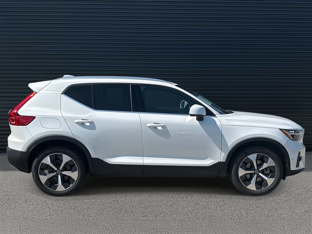 Certified 2025 Volvo XC40 Plus Bright Theme B5 AWD Plus Bright Theme
