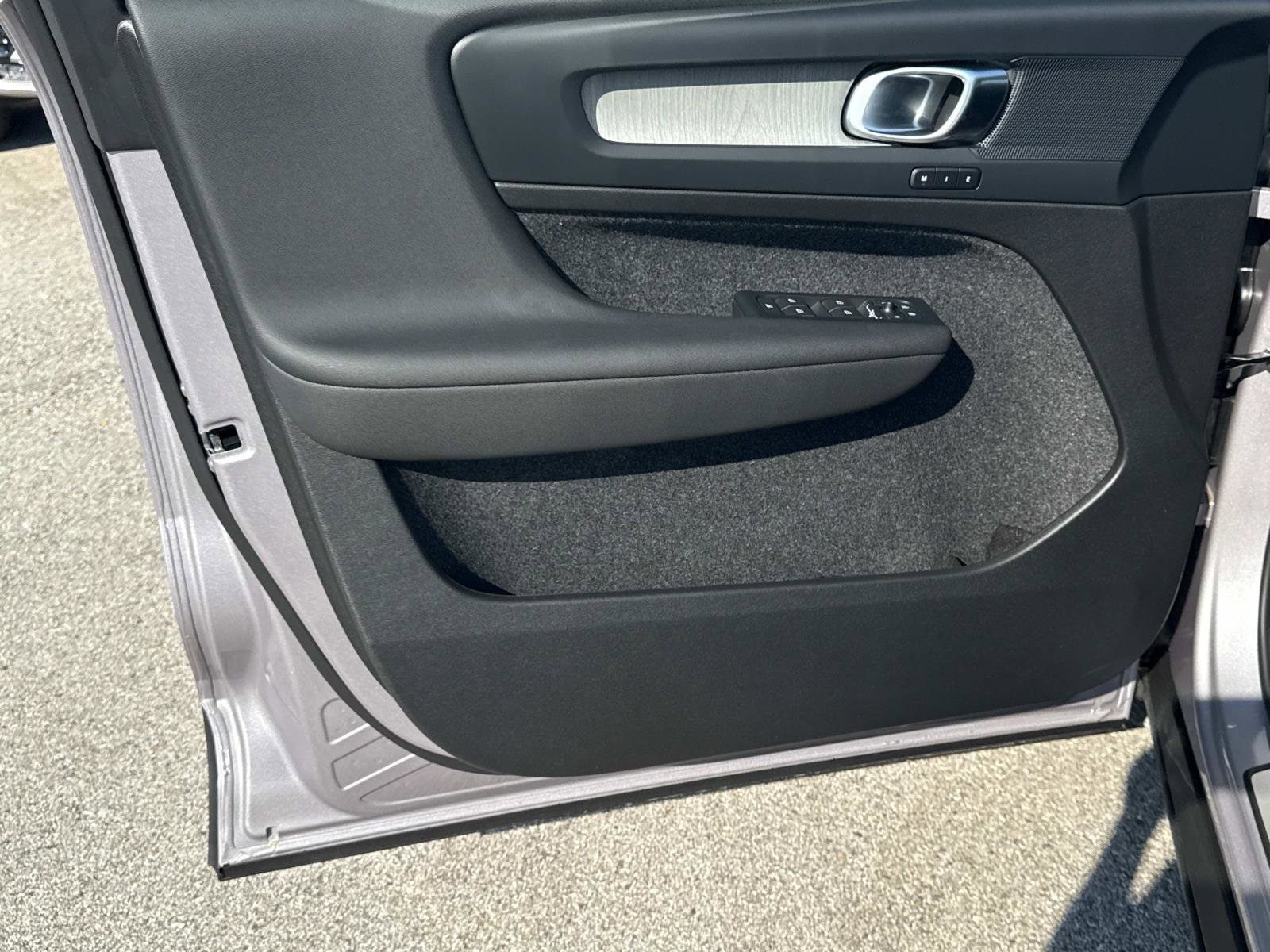 2026 Volvo XC40 Plus - Photo 16