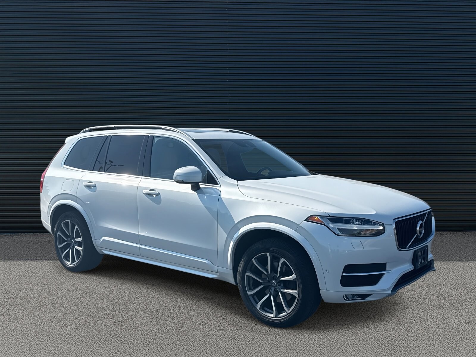 2018 Volvo XC90 T6 AWD Momentum photo 3