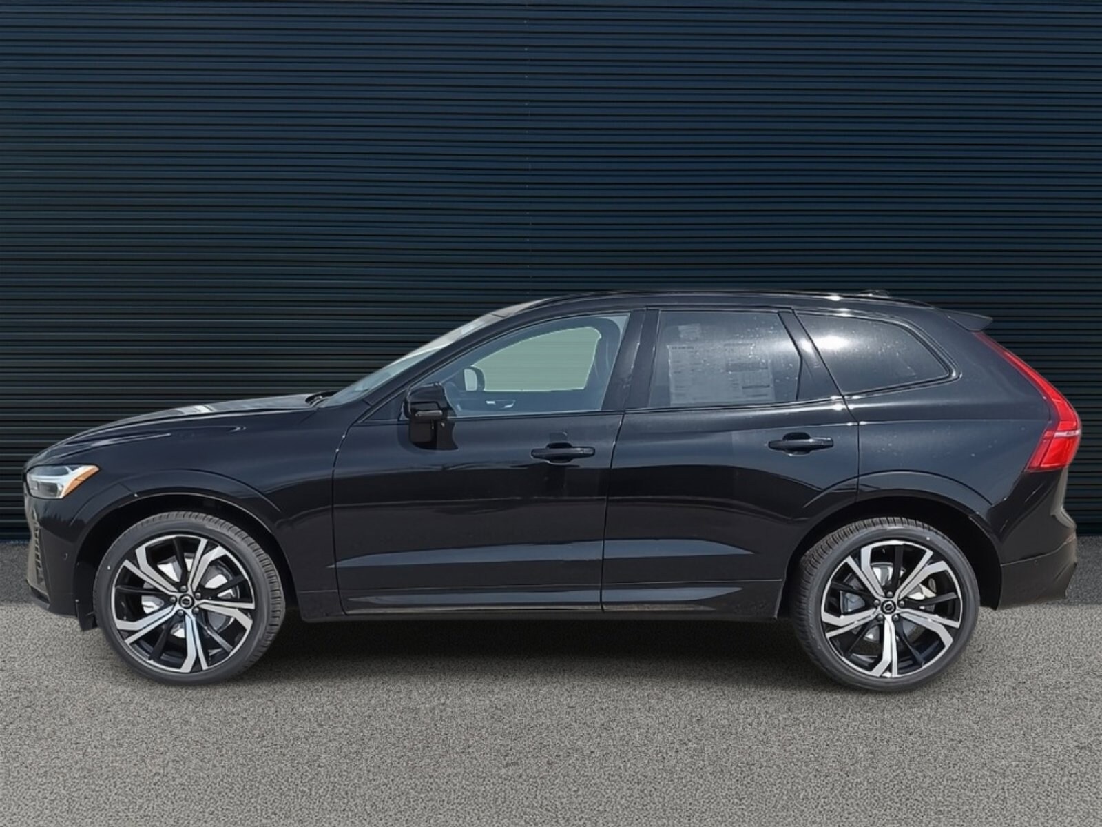 2025 Volvo XC60 B5 photo 3