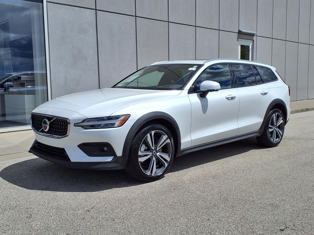 2025 Volvo V60 Cross Country B5 Plus AWD's photo