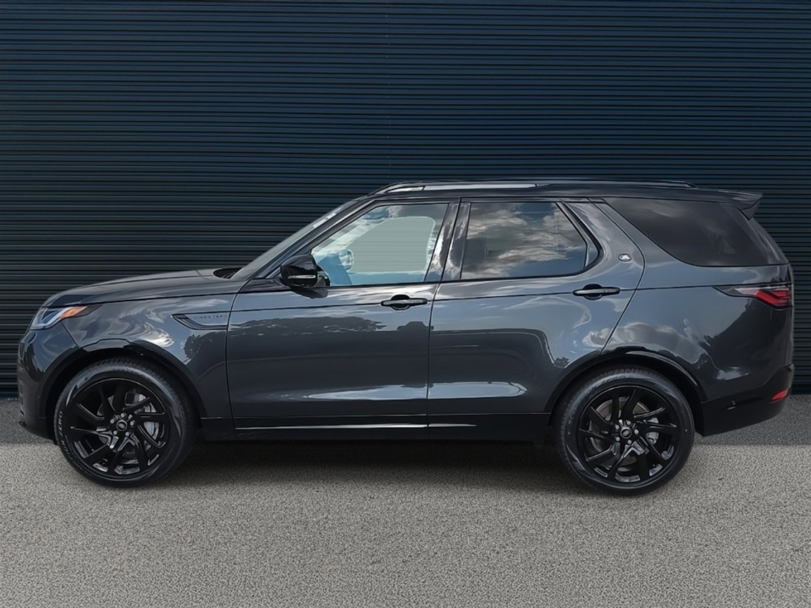 2025 Land Rover Discovery P300 Dynamic SE photo 3