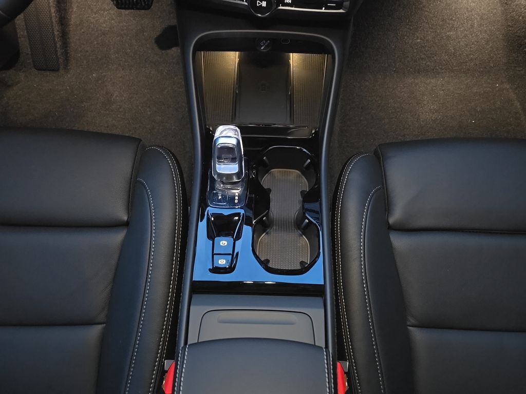 2026 Volvo XC40 Ultra - Photo 18