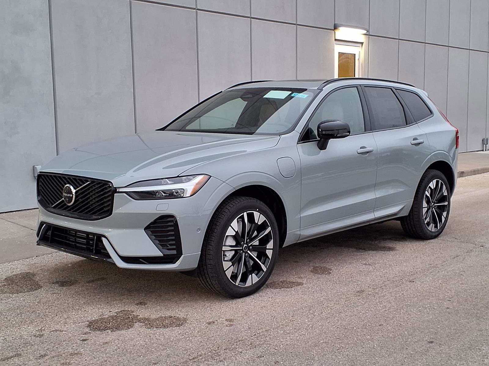 2026 Volvo XC60 T8 Plus Dark AWD's photo