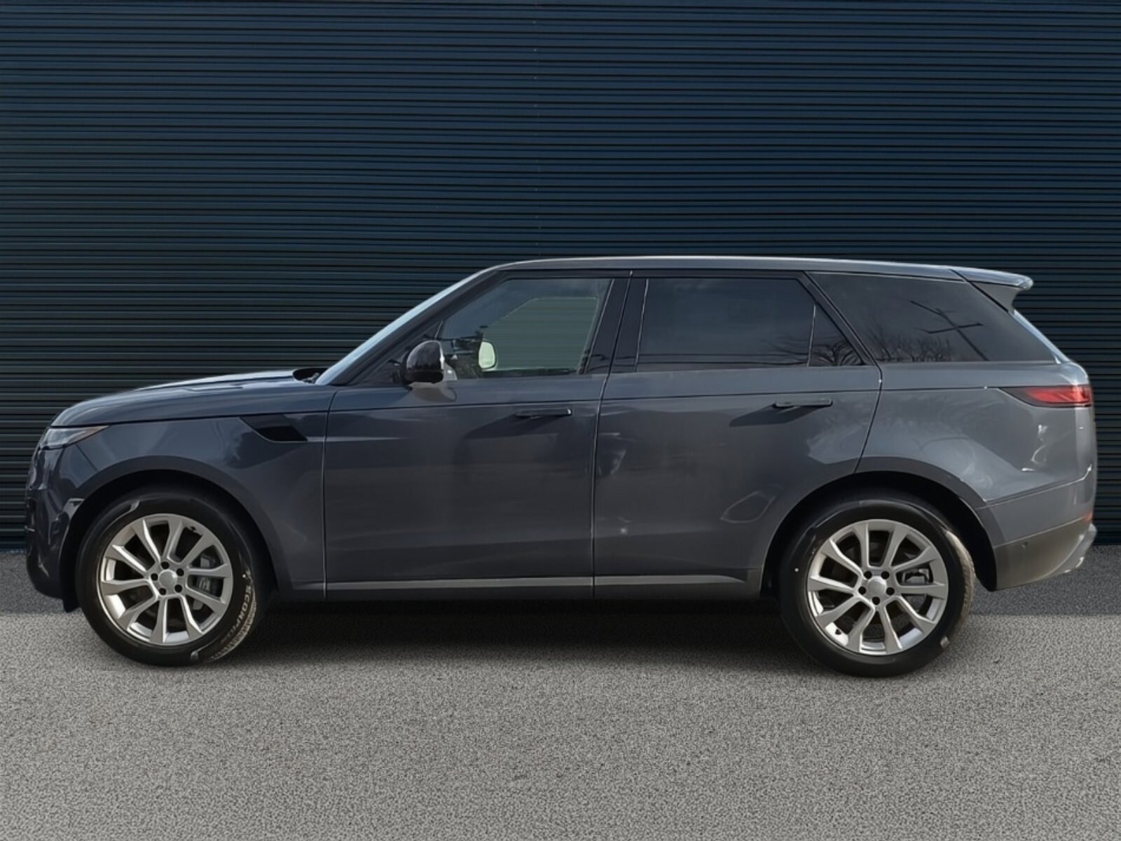 2025 Land Rover Range Rover Sport P360 S photo 3