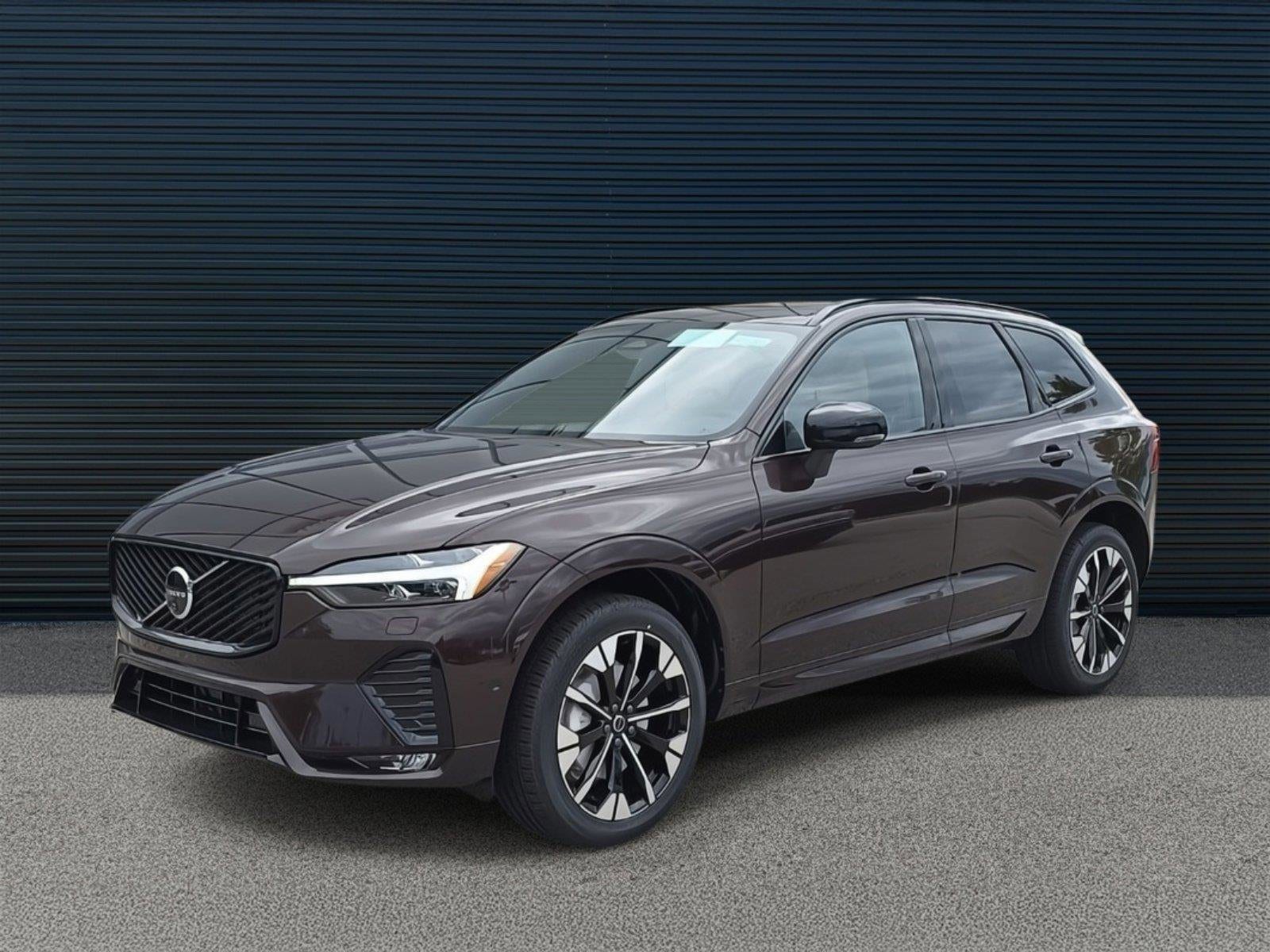 2026 Volvo XC60 Plus's photo