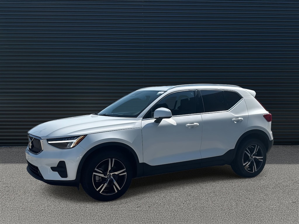Certified 2025 Volvo XC40 Core Bright Theme B5 AWD Core Bright Theme