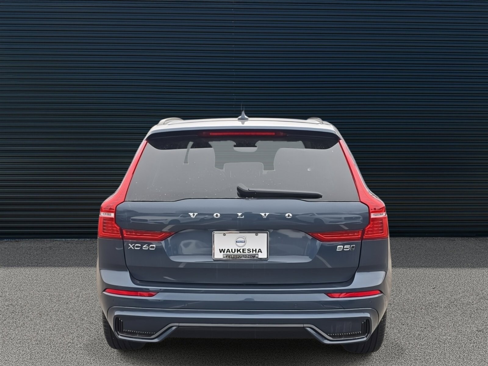 2025 Volvo XC60 B5 Core photo 2