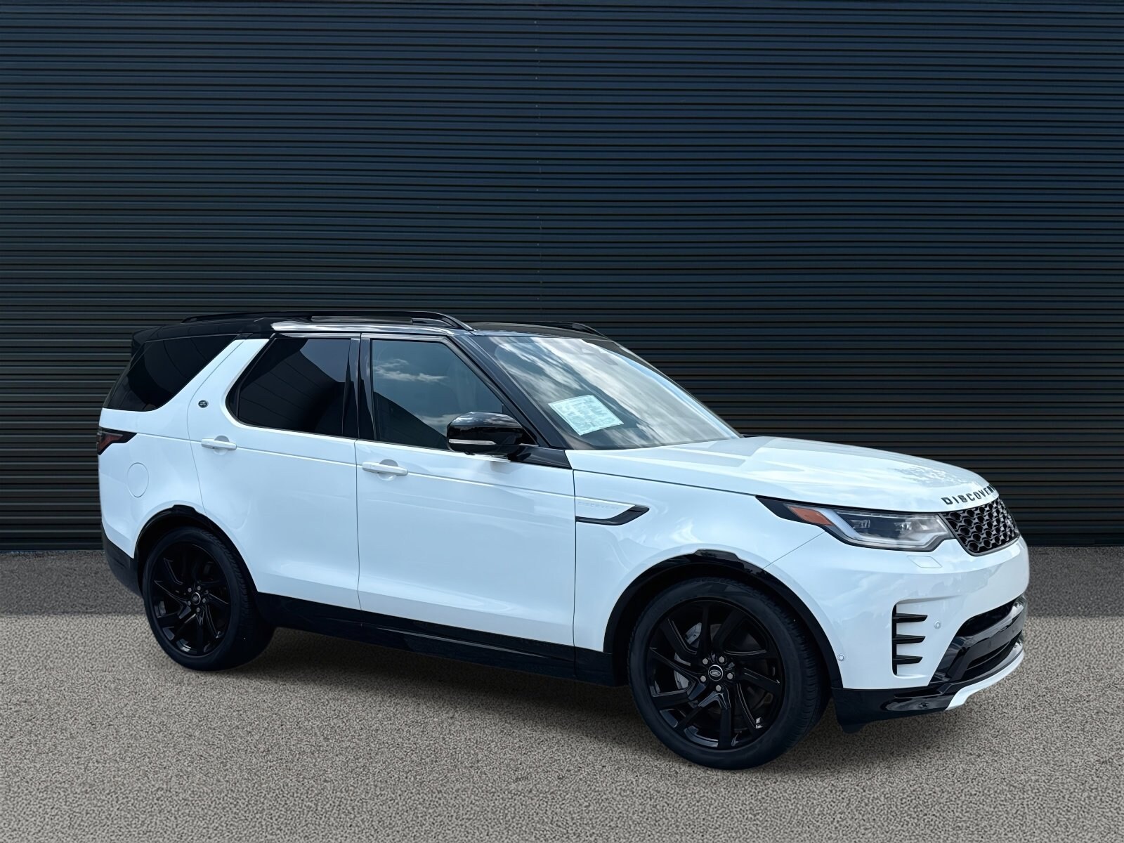2024 Land Rover Discovery P300 Dynamic SE photo 3