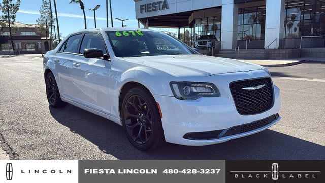 2019 Chrysler 300 Touring's photo