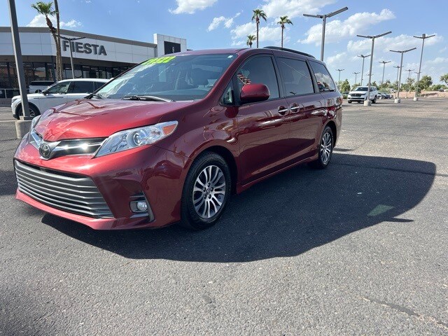 2020 Toyota Sienna XLE photo 2
