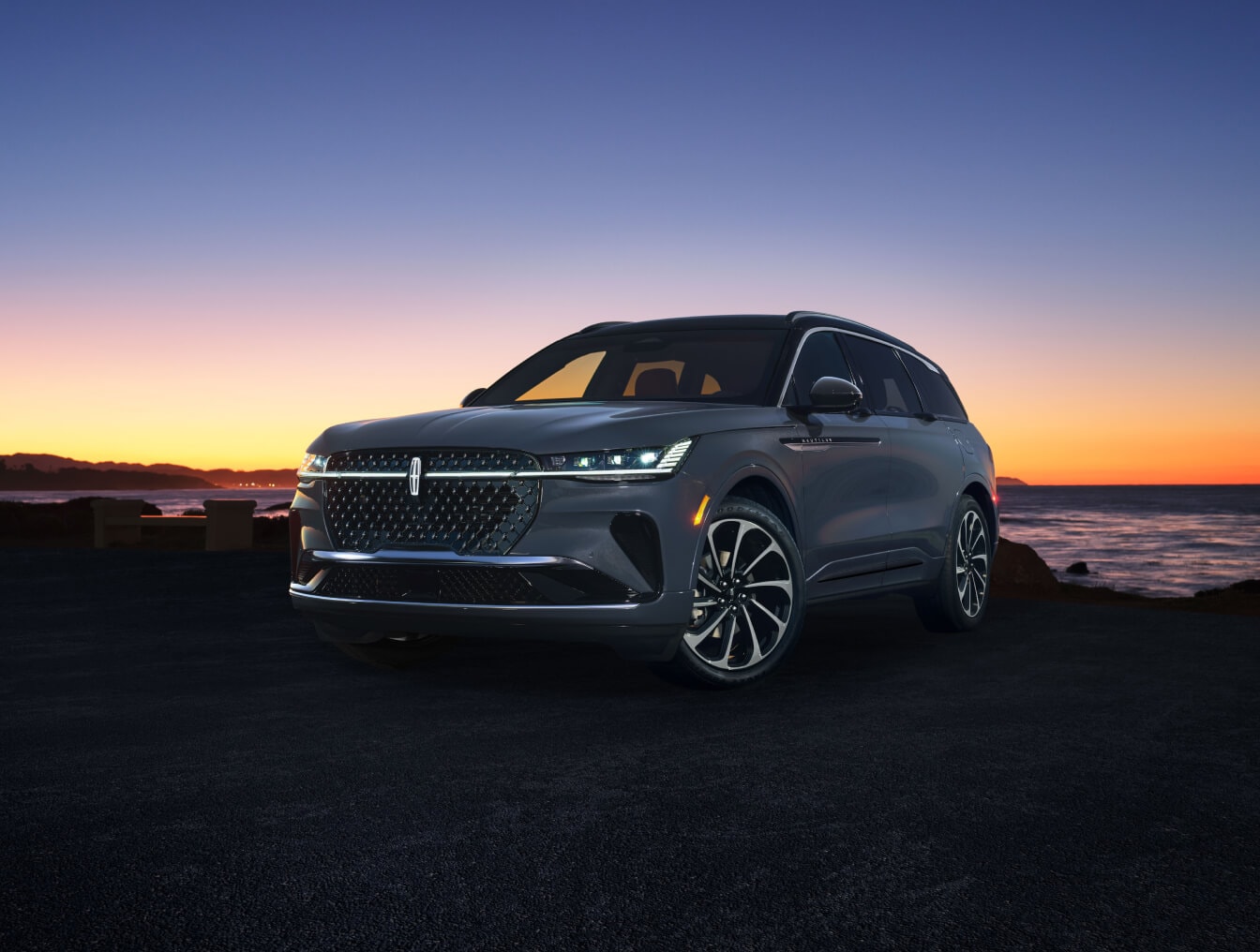 Lincoln Nautilus vs. Cadillac XT5 Dimensions and Capacities