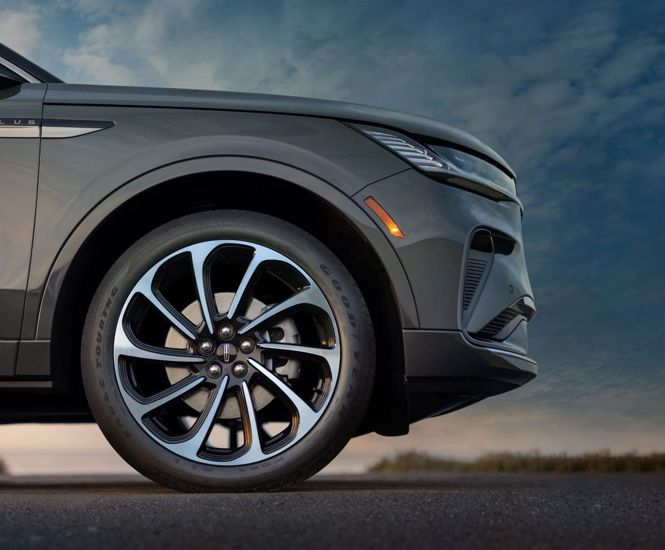 Lincoln Nautilus vs. Cadillac XT5 Performance