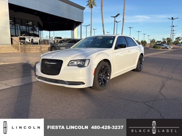 2019 Chrysler 300 Touring's photo