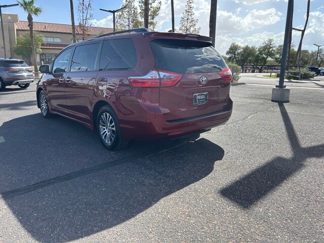 2020 Toyota Sienna XLE photo 3