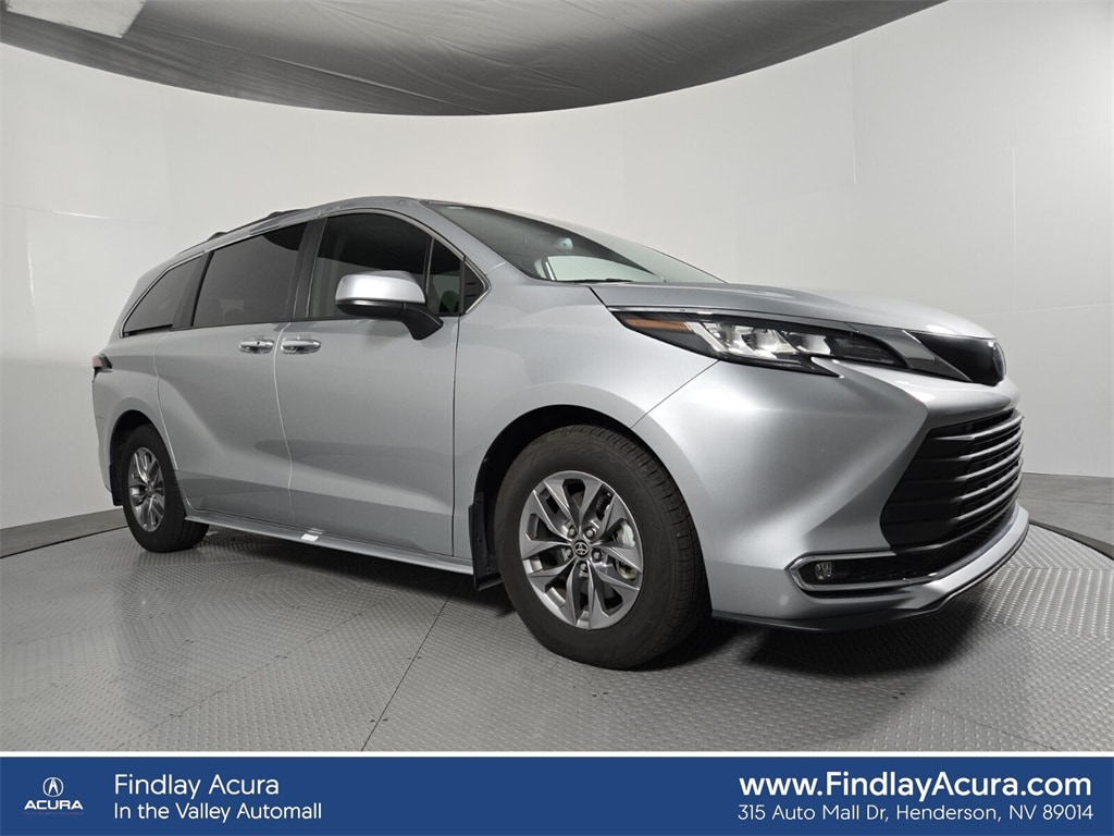 2022 Toyota Sienna XLE's photo