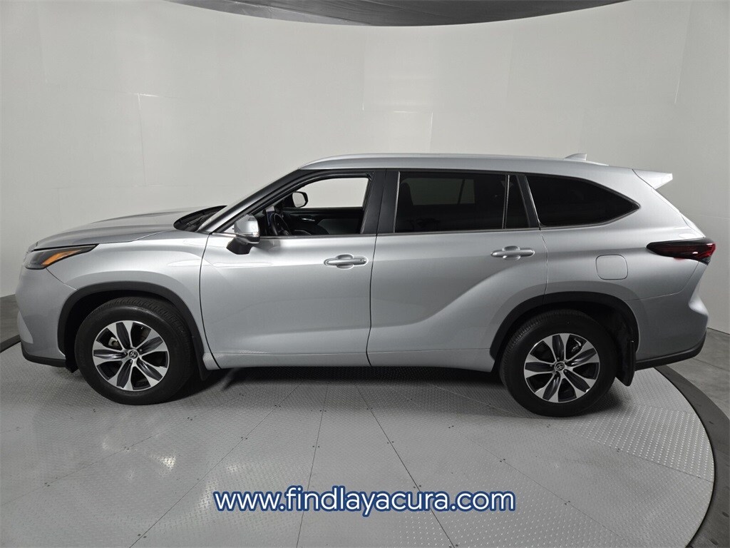 2024 Toyota Highlander XLE photo 3