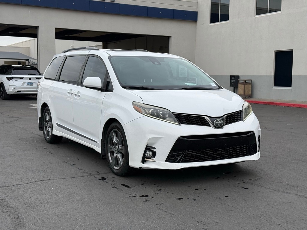 2018 Toyota Sienna SE Premium's photo