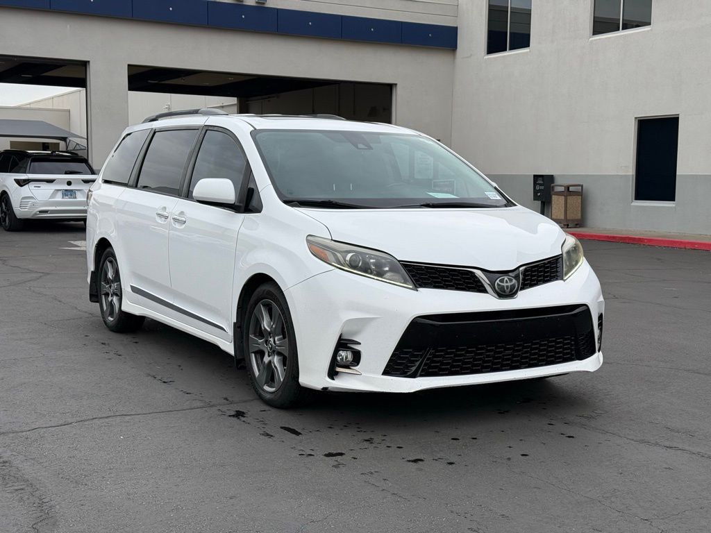 2018 Toyota Sienna SE Premium's photo