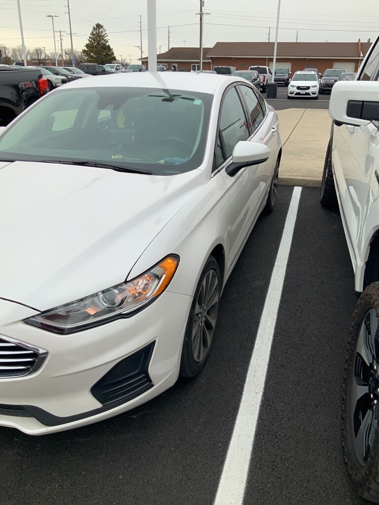 2020 Ford Fusion SE photo 2