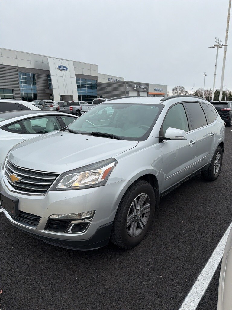 2015 Chevrolet Traverse 2LT photo 2