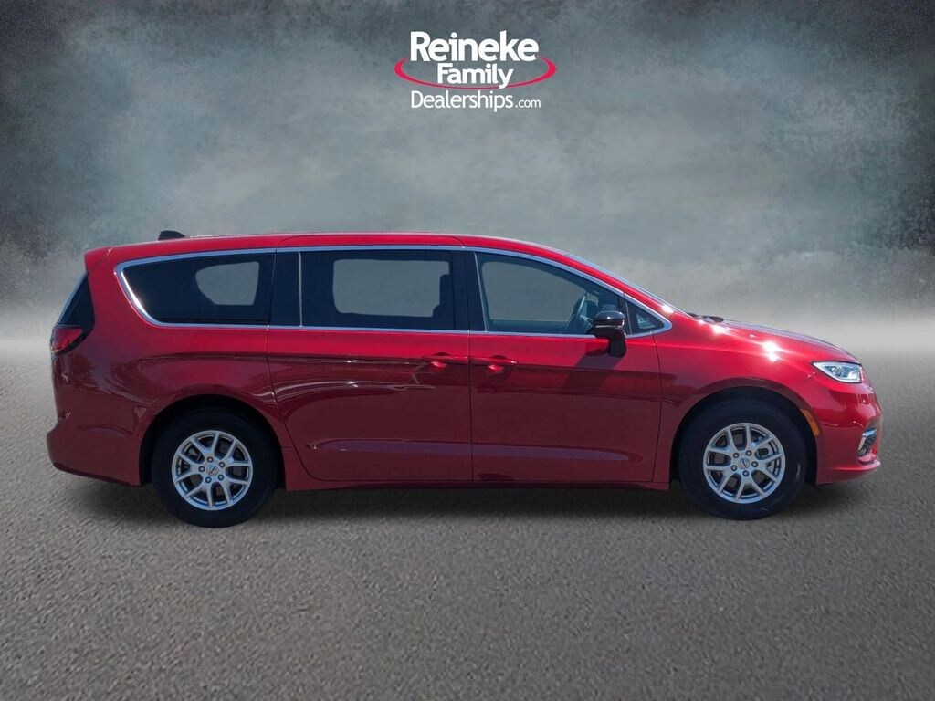 Used 2025 Chrysler Pacifica Select Van Passenger Van