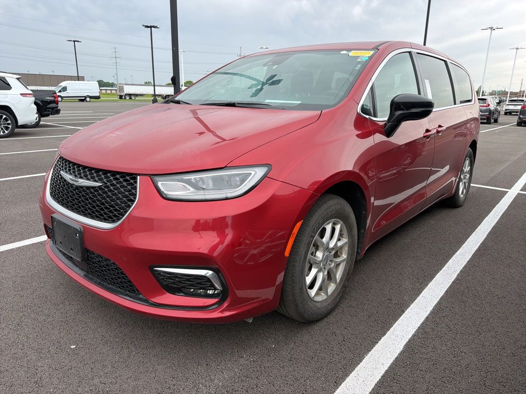 2025 Chrysler Pacifica Select's photo
