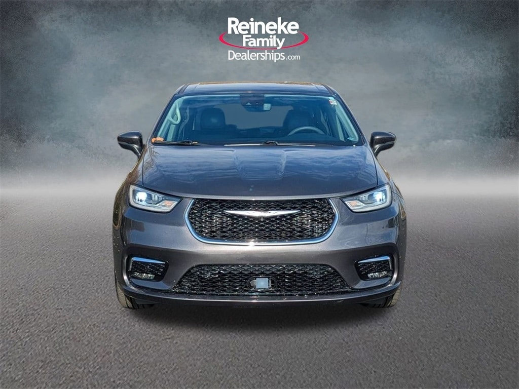 2023 Chrysler Pacifica Touring L photo 2