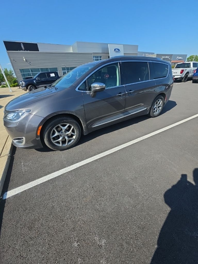 2019 Chrysler Pacifica Limited's photo