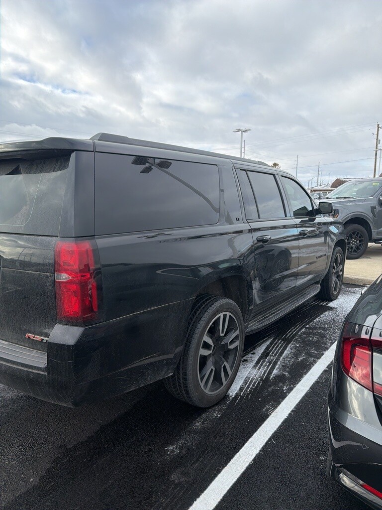 2019 Chevrolet Suburban LT photo 3