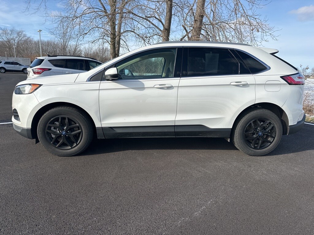 2022 Ford Edge SEL photo 2