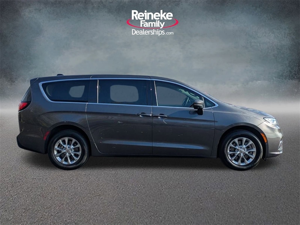 2023 Chrysler Pacifica Touring L photo 4