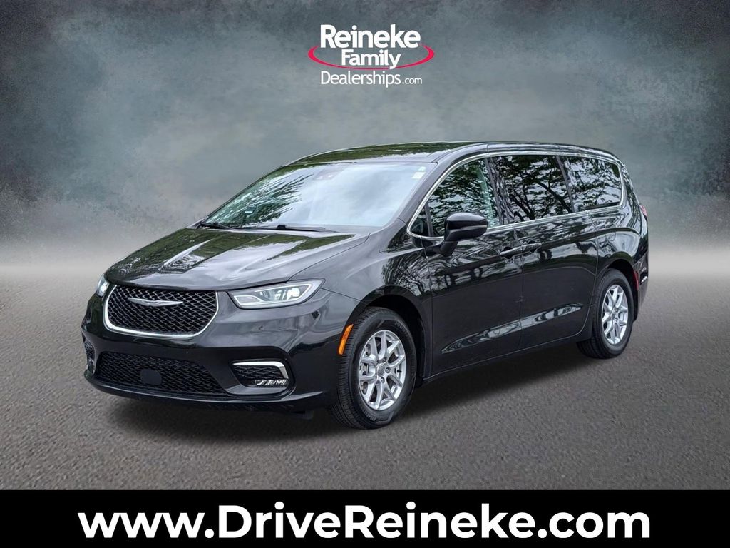 2023 Chrysler Pacifica Touring L's photo