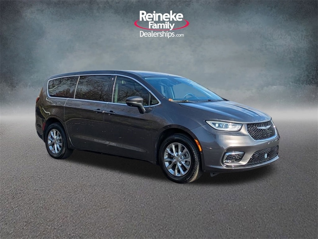 2023 Chrysler Pacifica Touring L photo 3