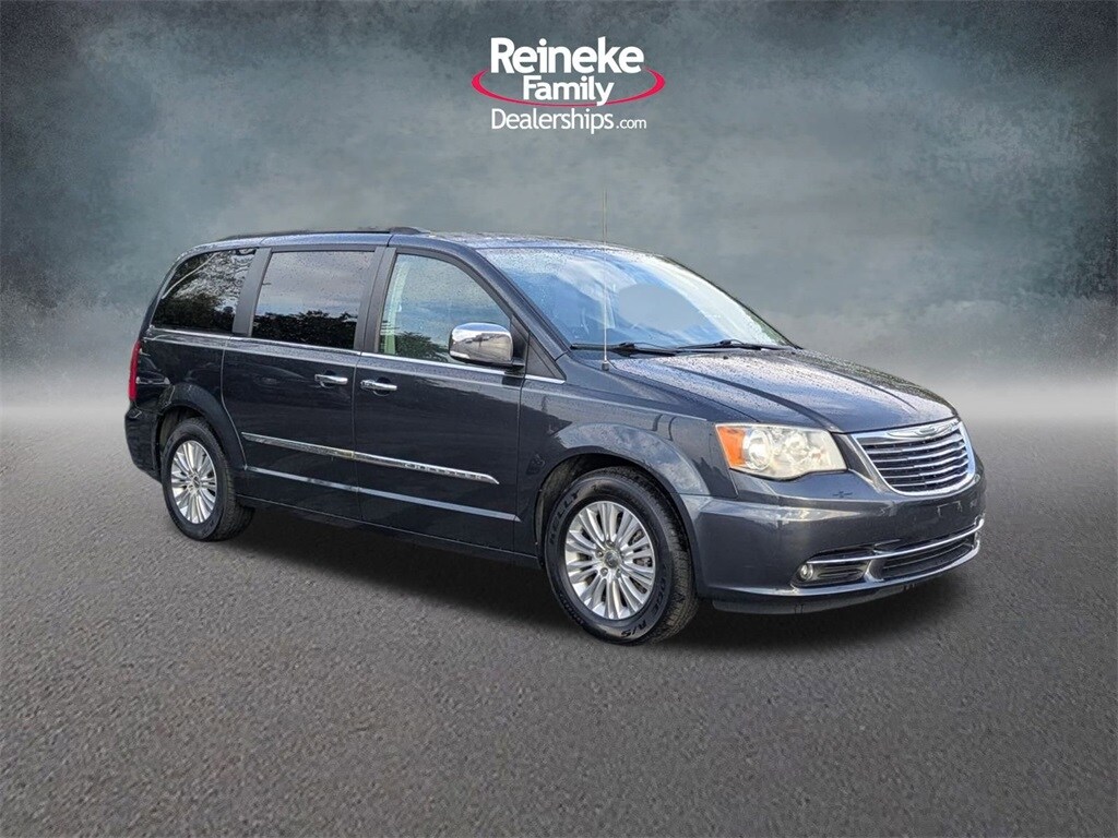 2013 Chrysler Town & Country photo 3