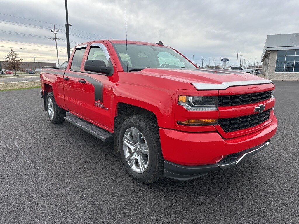 2018 Chevrolet Silverado 1500 Custom photo 3