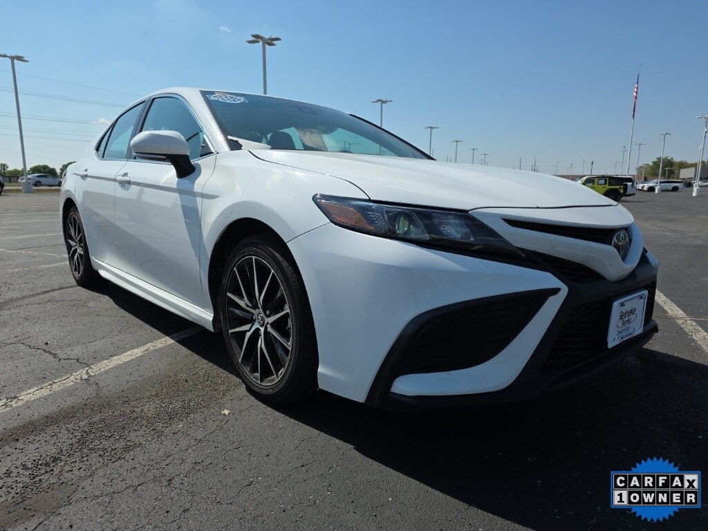 2024 Toyota Camry SE photo 3