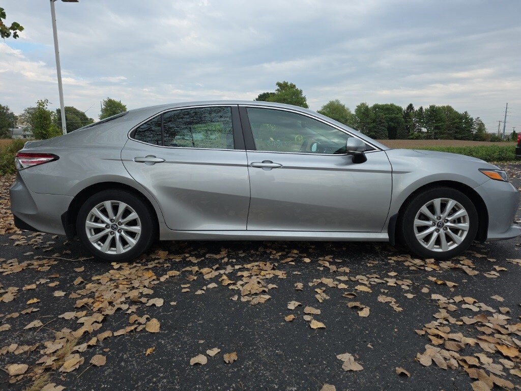 2019 Toyota Camry LE photo 4