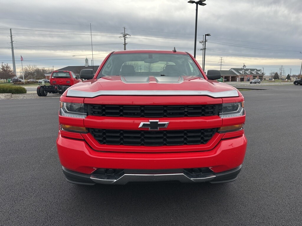 2018 Chevrolet Silverado 1500 Custom photo 2