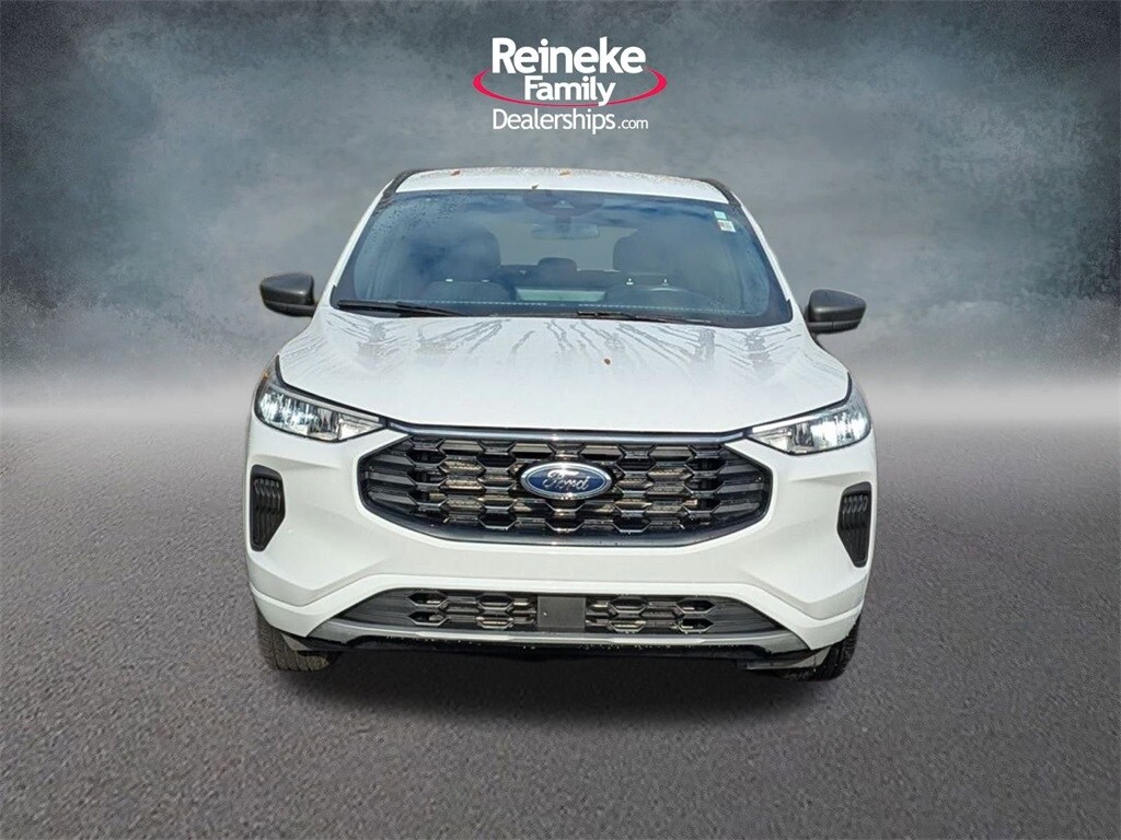 2023 Ford Escape ST-Line photo 2