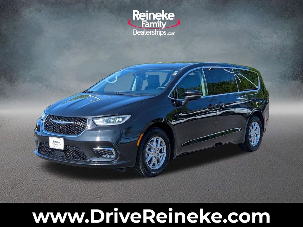 2023 Chrysler Pacifica Touring L's photo